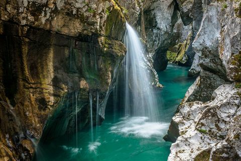 живописный вид на водопад в лесу, бовец, словения