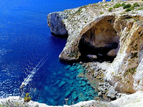 Скальное образование в море