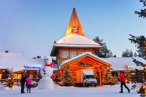 Снеговик в Санта-офисе Santa Village Рованиеми Лапландия вечером